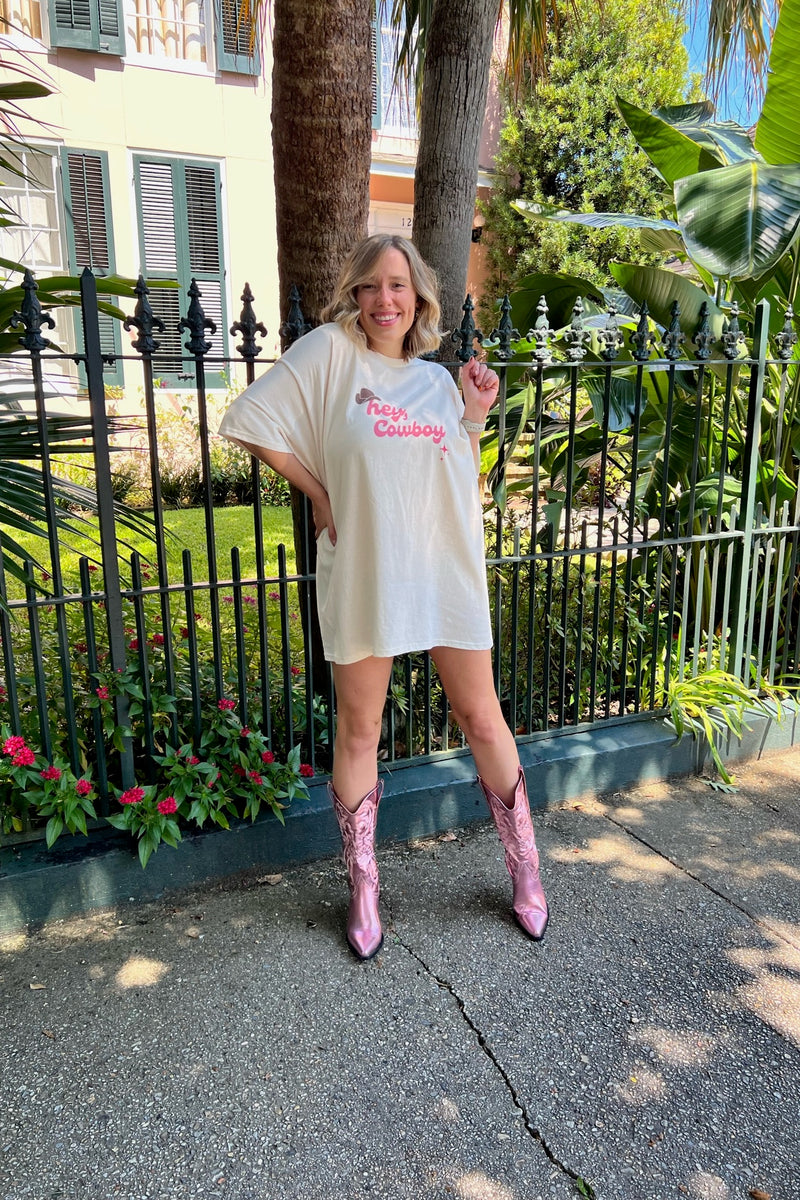 I mean... can you see why this gem was an instant team-favorite? Our Hey, Cowboy Vintage Tee is the perfectly Western-inspired, worn-in graphic little number that you'll be cherishing for years to come. Guaranteed to get better with every wear and be your go-to favorite tee.  Oversized fit Lived in, vintage feel