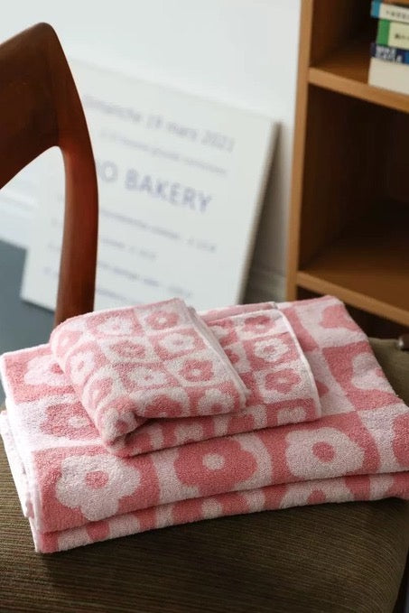 Get ready to Vacay Away and make sure you bring this precious beach towel! Featuring ultra absorbent, water wicking cotton material, a resort size and on-trend playful print, this essential vacation staple is meant to be loved for years to come.  100% Cotton Measures 70 x 140 CM Multi = floral print checkered design Check = solid checkered design