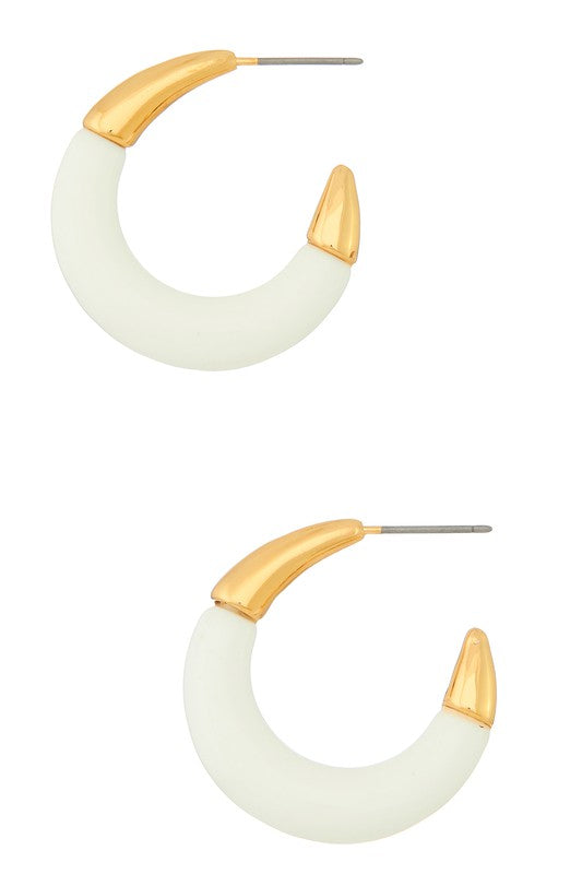 Talk about a dynamic duo, these acetate hoops are here to add the perfect pop of color blocked gold to any look! The perfect size for every day wear and totally versatile to be dressed up or down.  Measure ~ 1.1" long Post back Sold as a set
