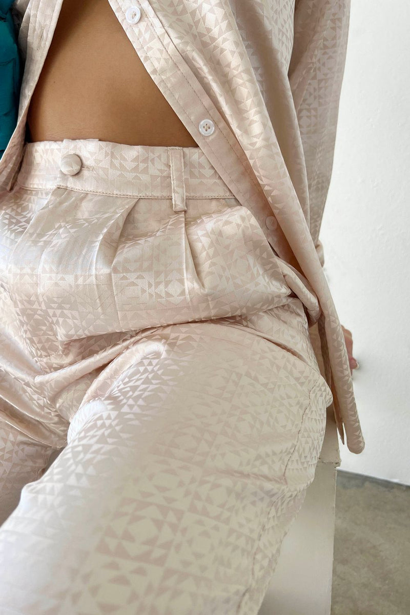 These jacquard satin pants are giving us all the effortlessly cool vibes that you find along the West Coast. With a classic, high waisted, straight leg fit and flattering trouser pleats, these beauties can truly do it all. Pair them with our West Coast Jacquard Satin Button Down for a special event or to wear to the office.