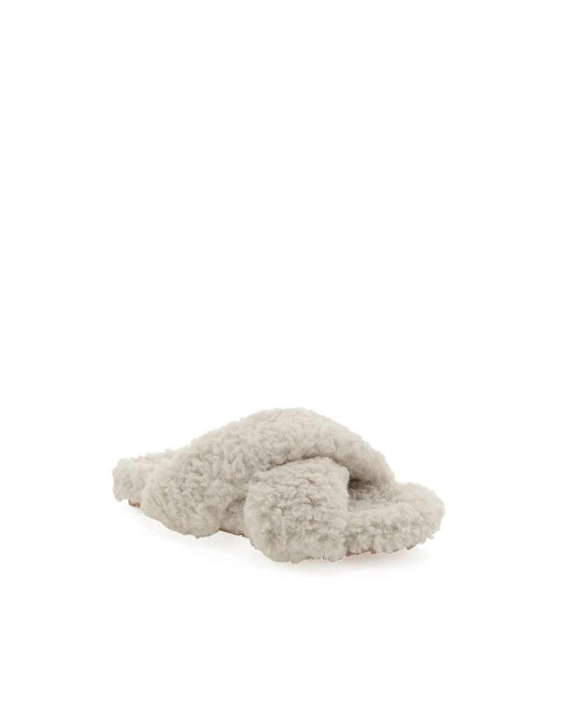 The Winne slipper by Billini is a casual fur slipper perfect for gifting (even if that gift is for yourself, because self love, duh!). The ultimate in cute and comfortable, stay home in style with Winne or take her outside for a stroll around the block with her chunky sole. Ideal for yourself and your loved one - Winne is a must have!